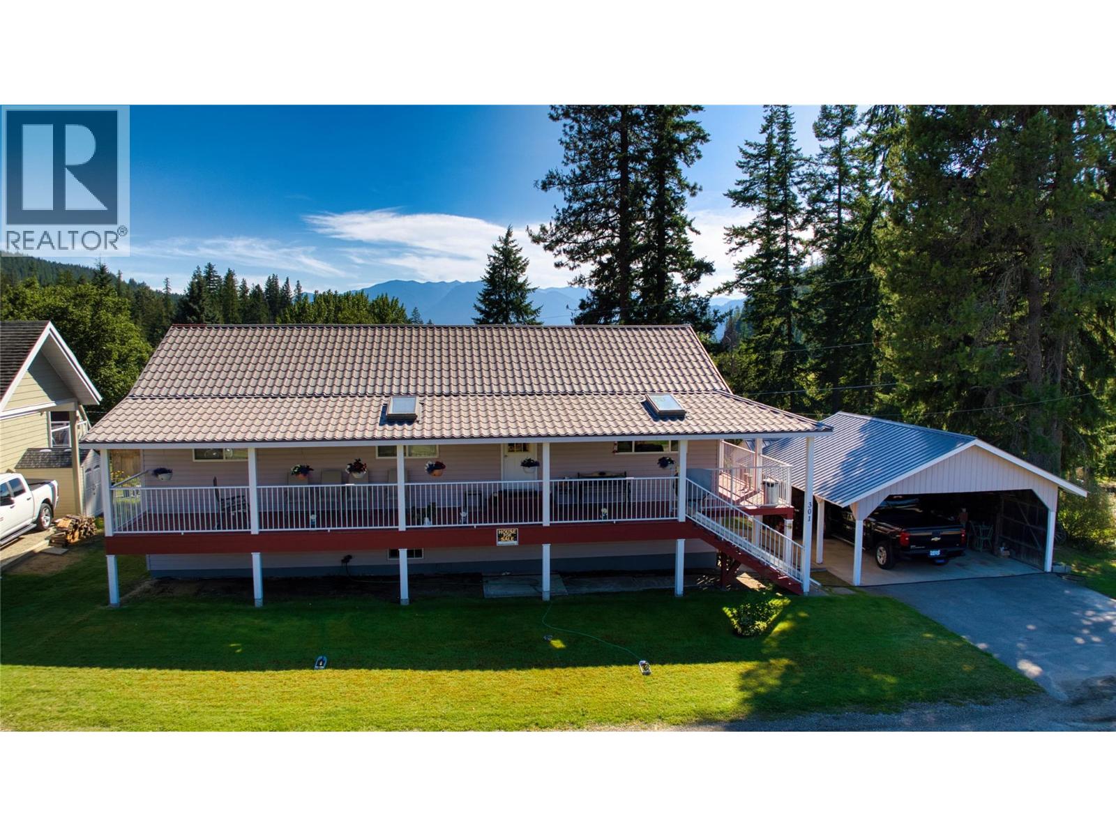 301 Fowler Street, Riondel, British Columbia  V0B 2B0 - Photo 2 - 10357023