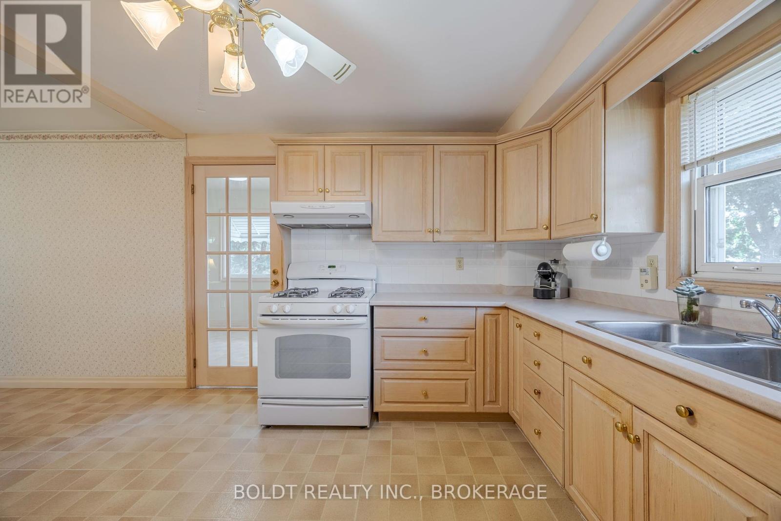 39 Lorne Street, St. Catharines, Ontario  L2P 3C5 - Photo 11 - X12362236