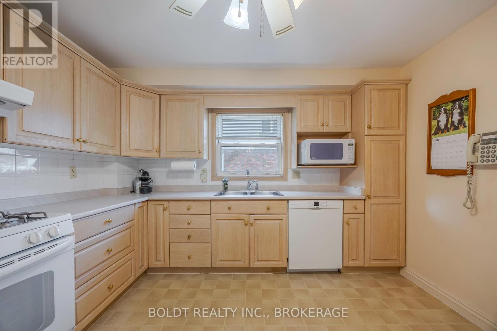 39 Lorne Street, St. Catharines, Ontario  L2P 3C5 - Photo 12 - X12362236