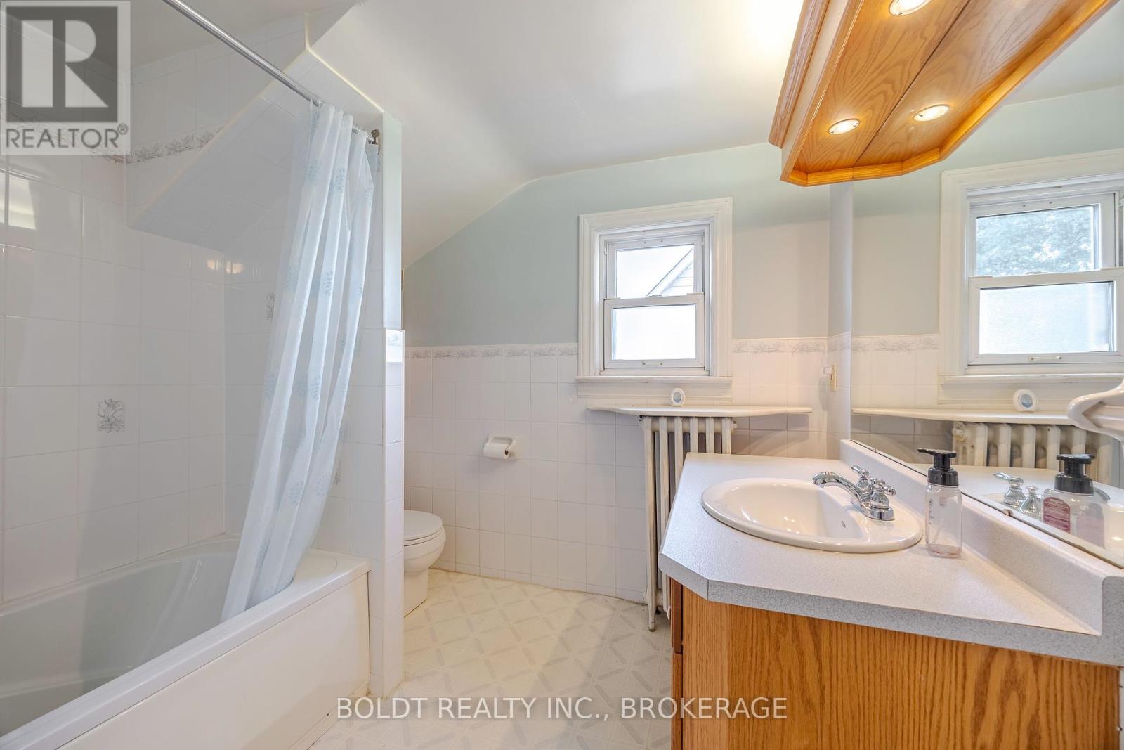 39 Lorne Street, St. Catharines, Ontario  L2P 3C5 - Photo 18 - X12362236