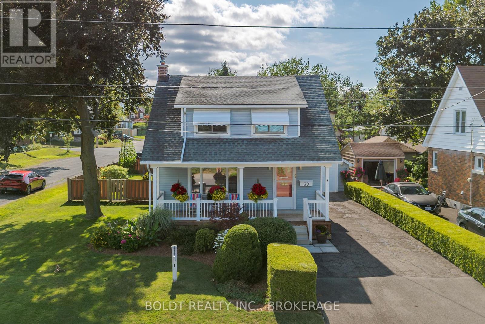 39 Lorne Street, St. Catharines, Ontario  L2P 3C5 - Photo 2 - X12362236