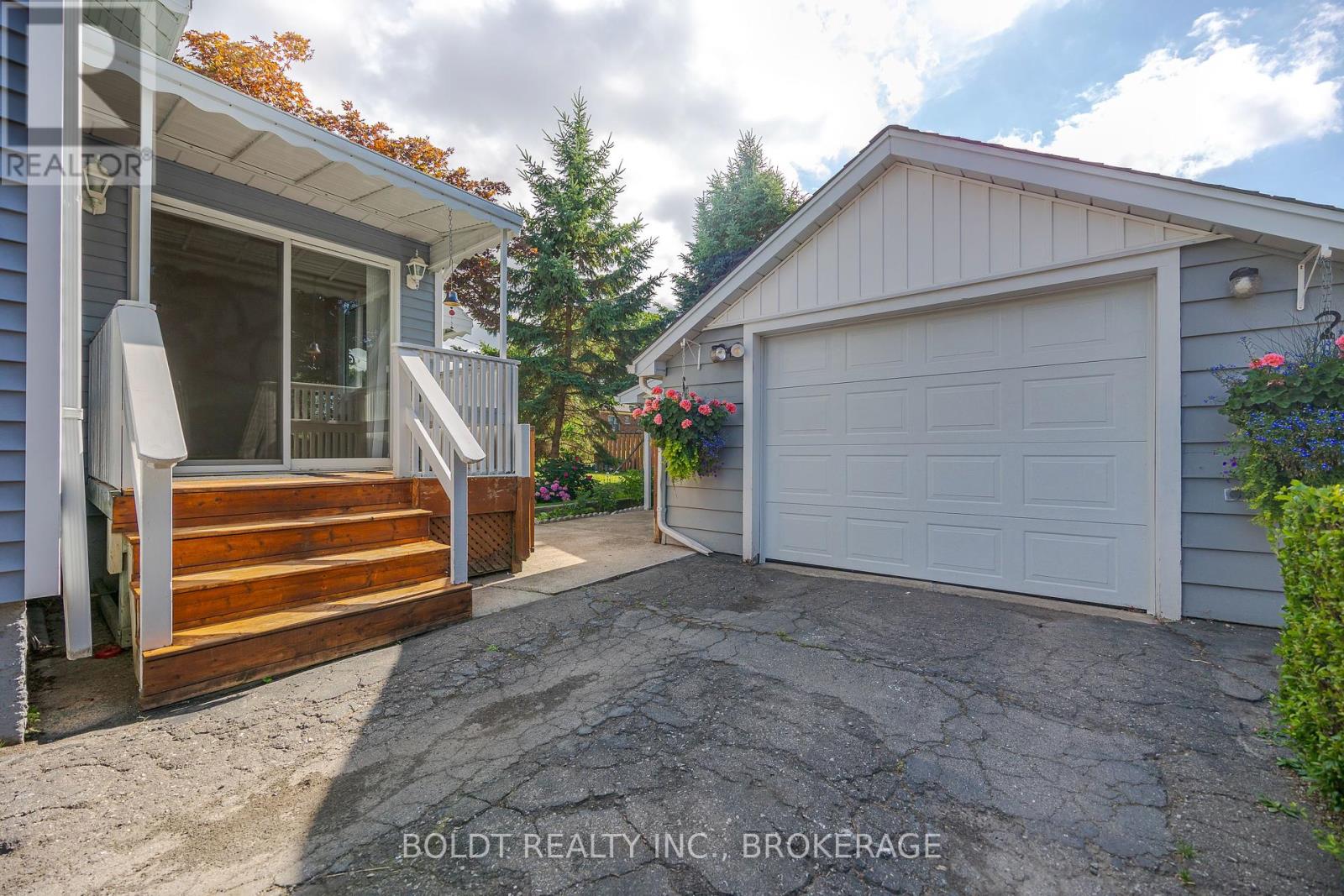 39 Lorne Street, St. Catharines, Ontario  L2P 3C5 - Photo 24 - X12362236