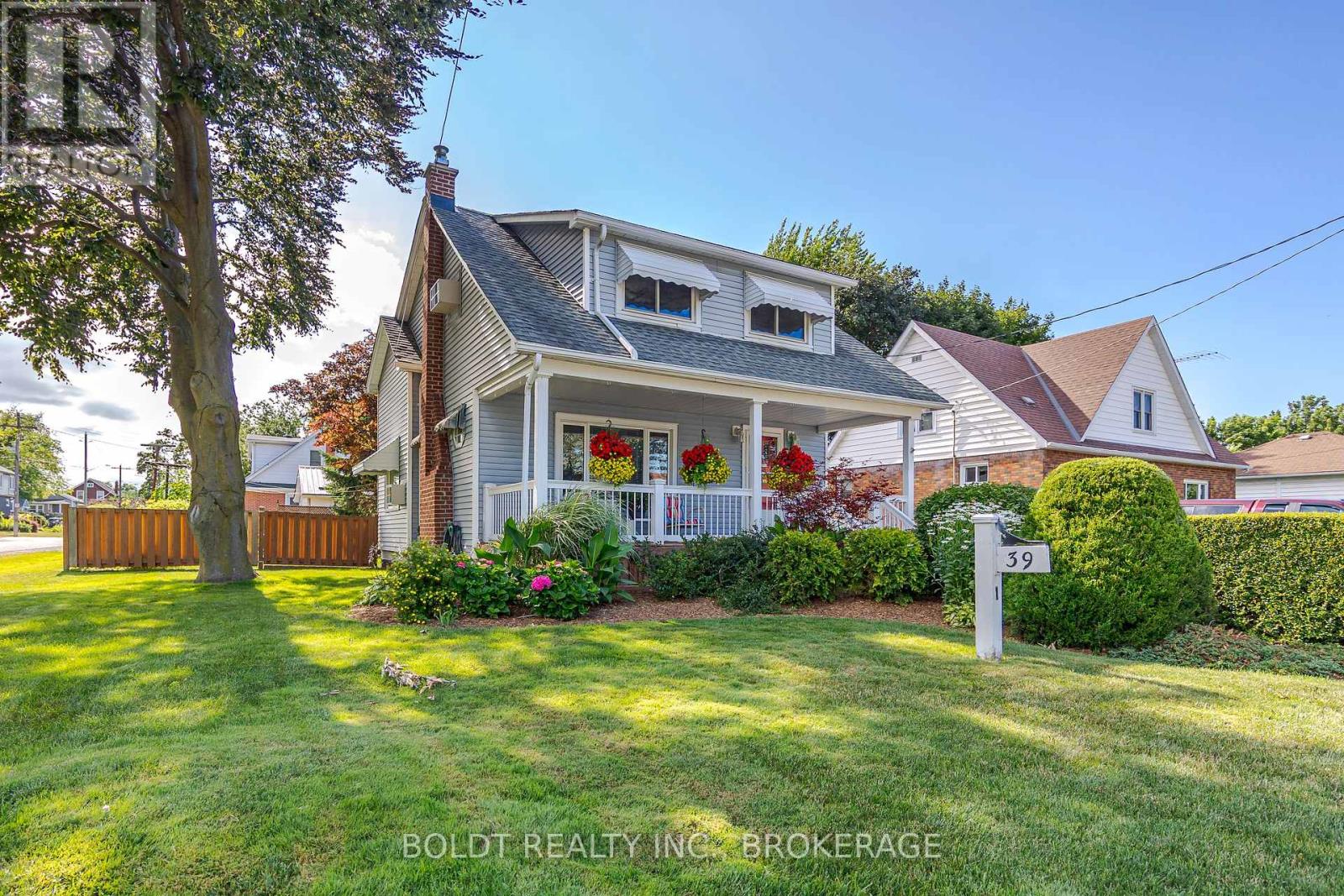 39 Lorne Street, St. Catharines, Ontario  L2P 3C5 - Photo 3 - X12362236