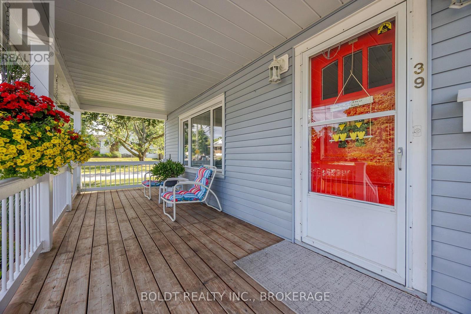 39 Lorne Street, St. Catharines, Ontario  L2P 3C5 - Photo 6 - X12362236