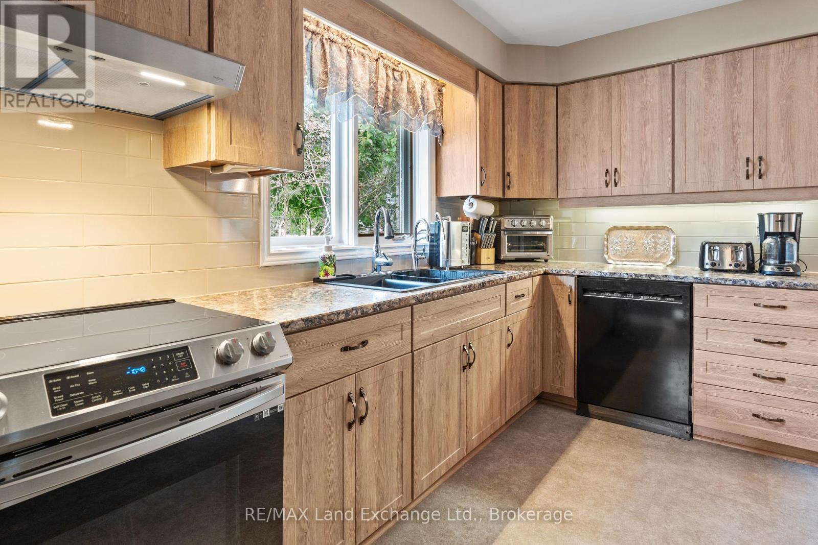 806 Bricker Street, Saugeen Shores, Ontario  N0H 2C3 - Photo 14 - X12362240