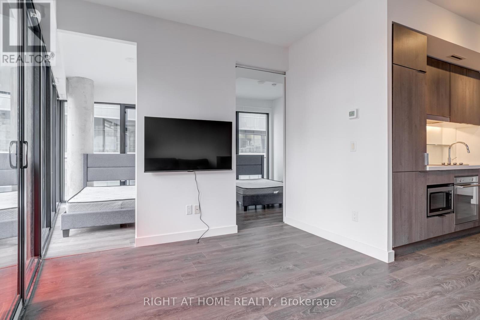 215 Queen St West Street, Toronto, Ontario  M5V 0P5 - Photo 11 - C12362237
