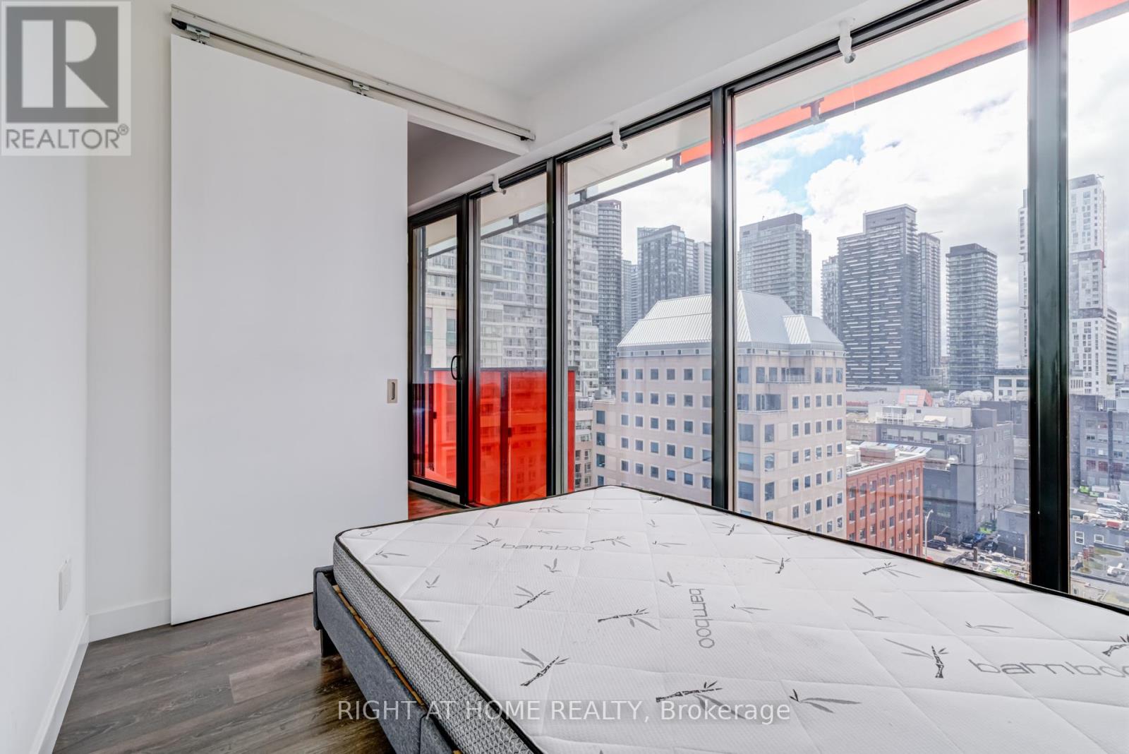 215 Queen St West Street, Toronto, Ontario  M5V 0P5 - Photo 17 - C12362237