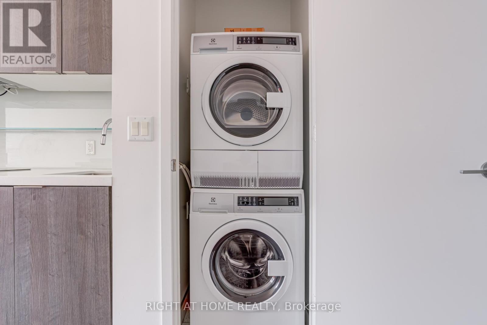 215 Queen St West Street, Toronto, Ontario  M5V 0P5 - Photo 18 - C12362237