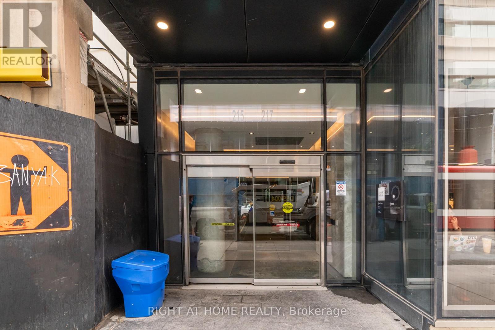 215 Queen St West Street, Toronto, Ontario  M5V 0P5 - Photo 4 - C12362237