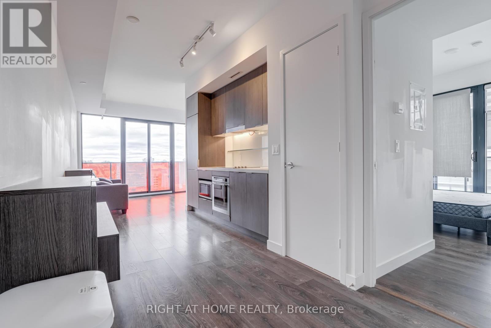 215 Queen St West Street, Toronto, Ontario  M5V 0P5 - Photo 5 - C12362237