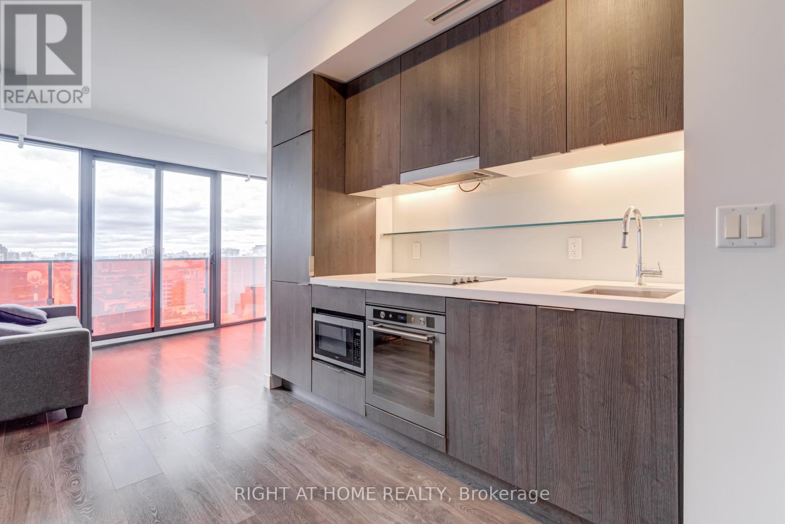 215 Queen St West Street, Toronto, Ontario  M5V 0P5 - Photo 7 - C12362237