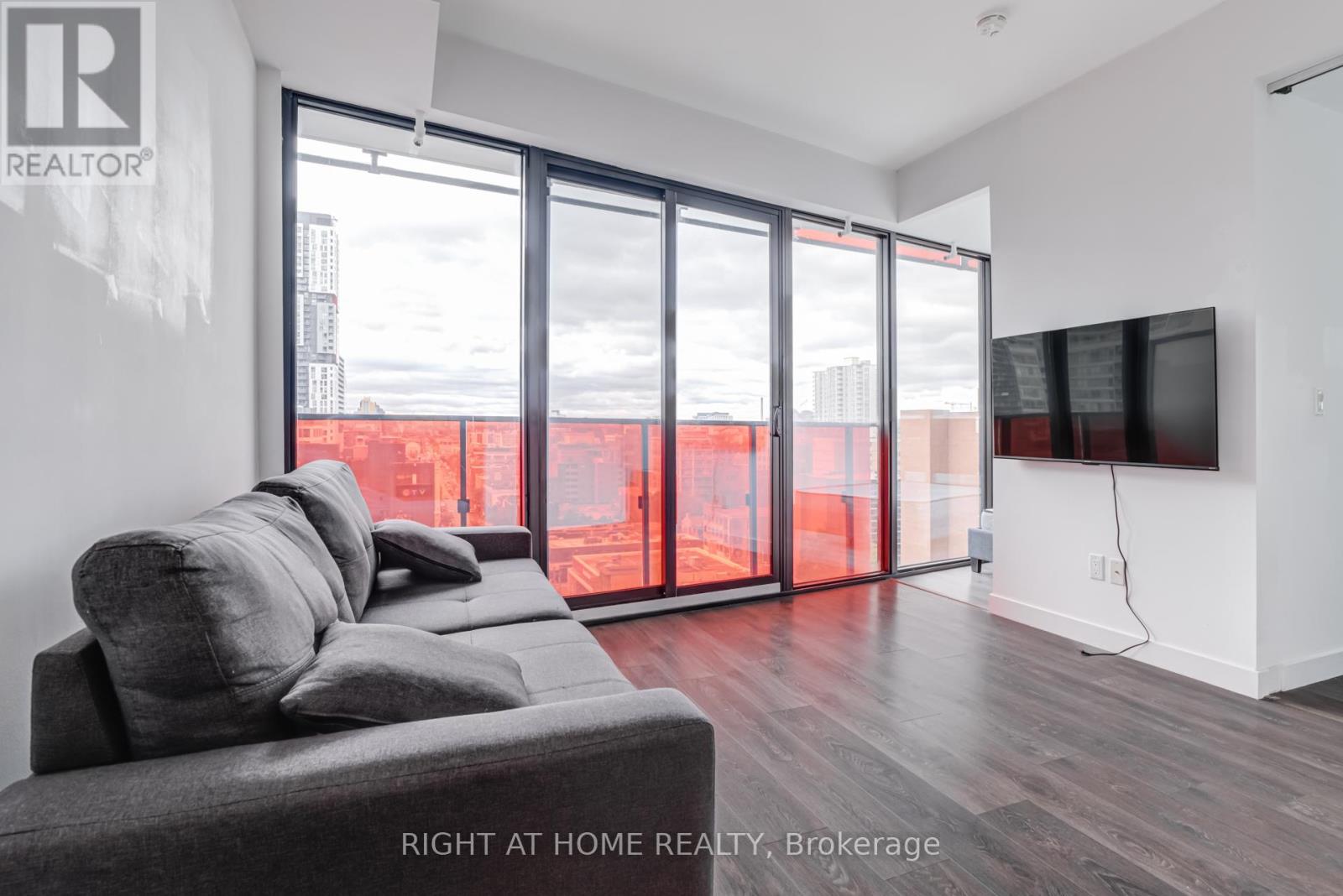 215 Queen St West Street, Toronto, Ontario  M5V 0P5 - Photo 9 - C12362237