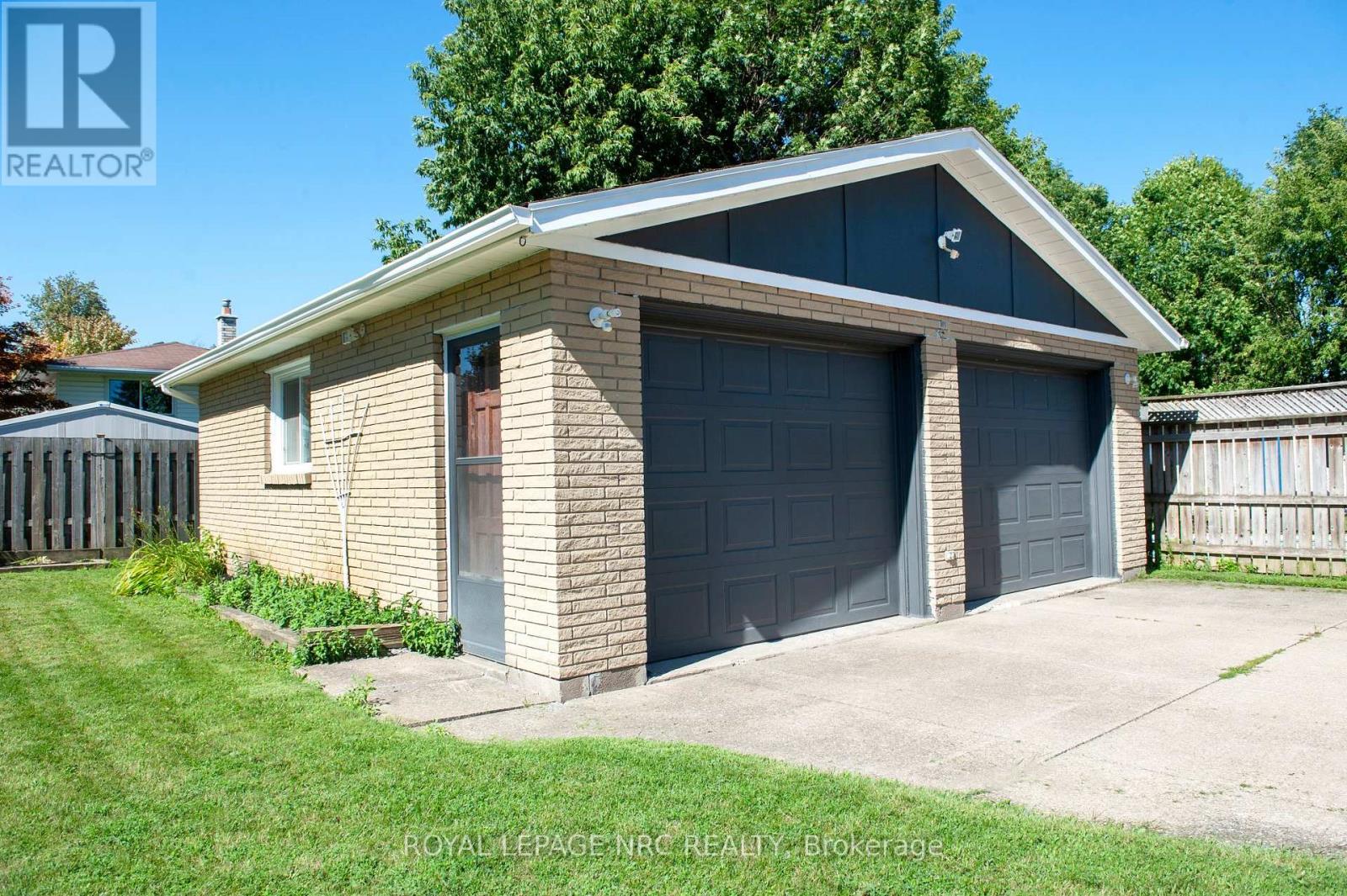 66 Rolling Acres Drive, Welland, Ontario  L3C 3N3 - Photo 8 - X12362308