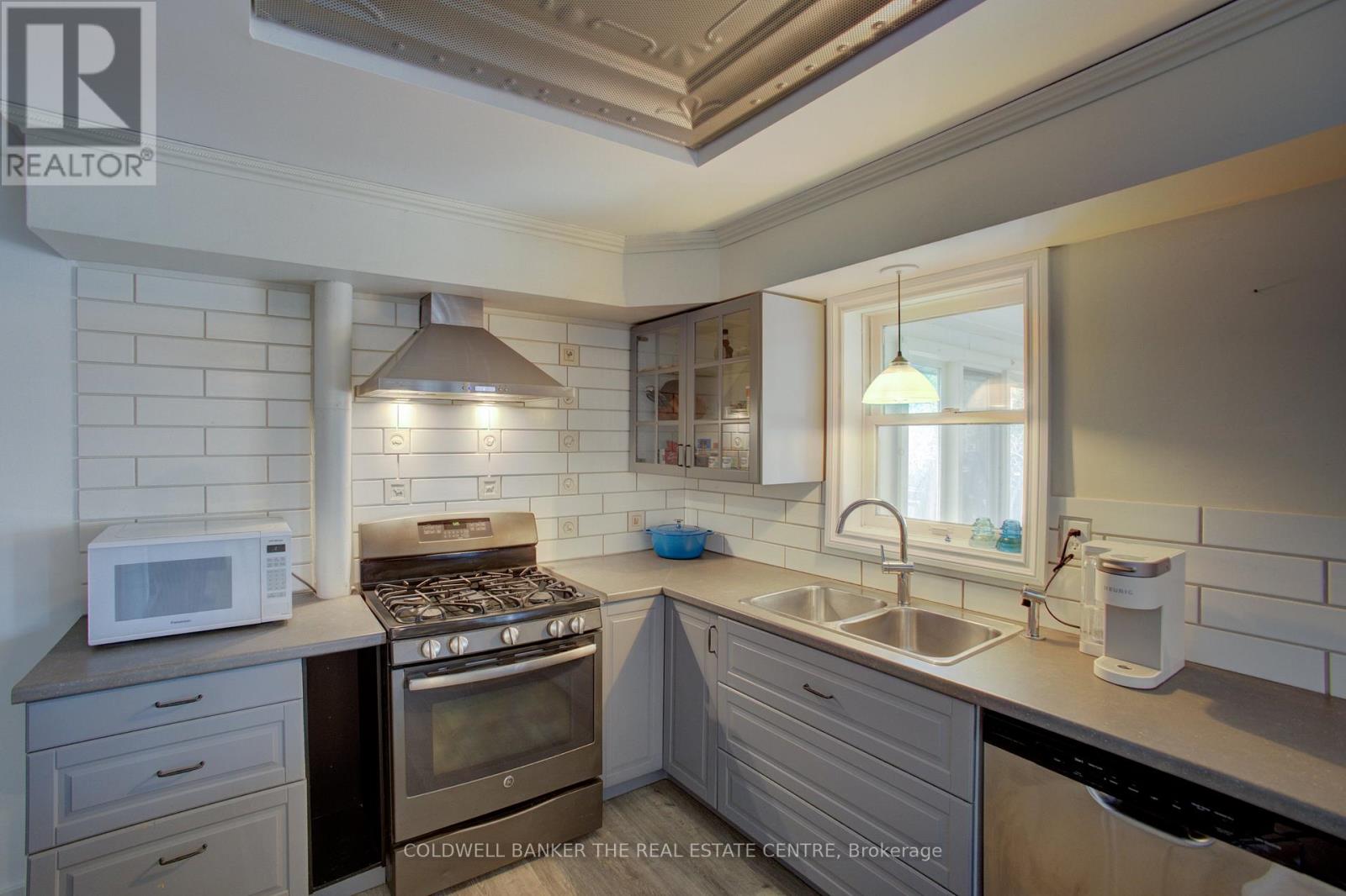 150 Wellington Street E, Wellington North (Mount Forest), Ontario  N0G 2L2 - Photo 13 - X12362226