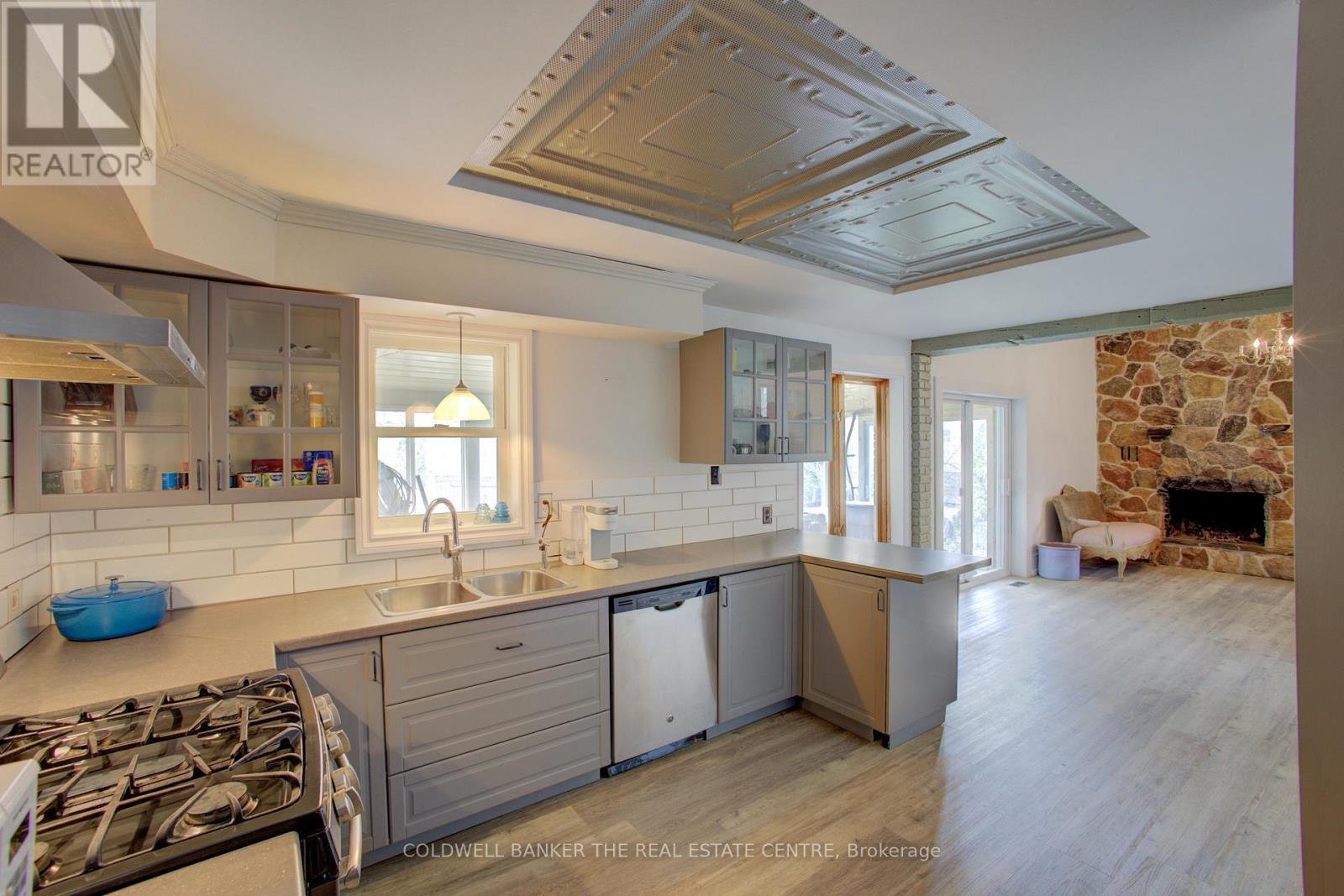 150 Wellington Street E, Wellington North (Mount Forest), Ontario  N0G 2L2 - Photo 14 - X12362226