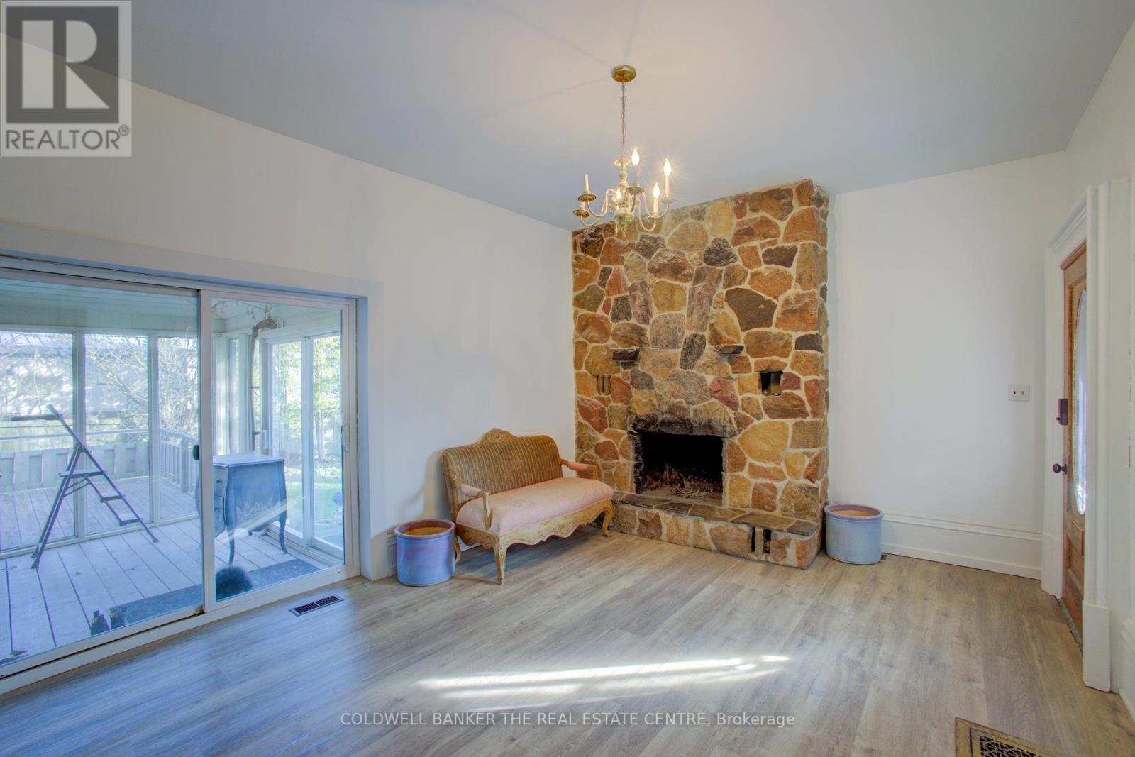 150 Wellington Street E, Wellington North (Mount Forest), Ontario  N0G 2L2 - Photo 17 - X12362226