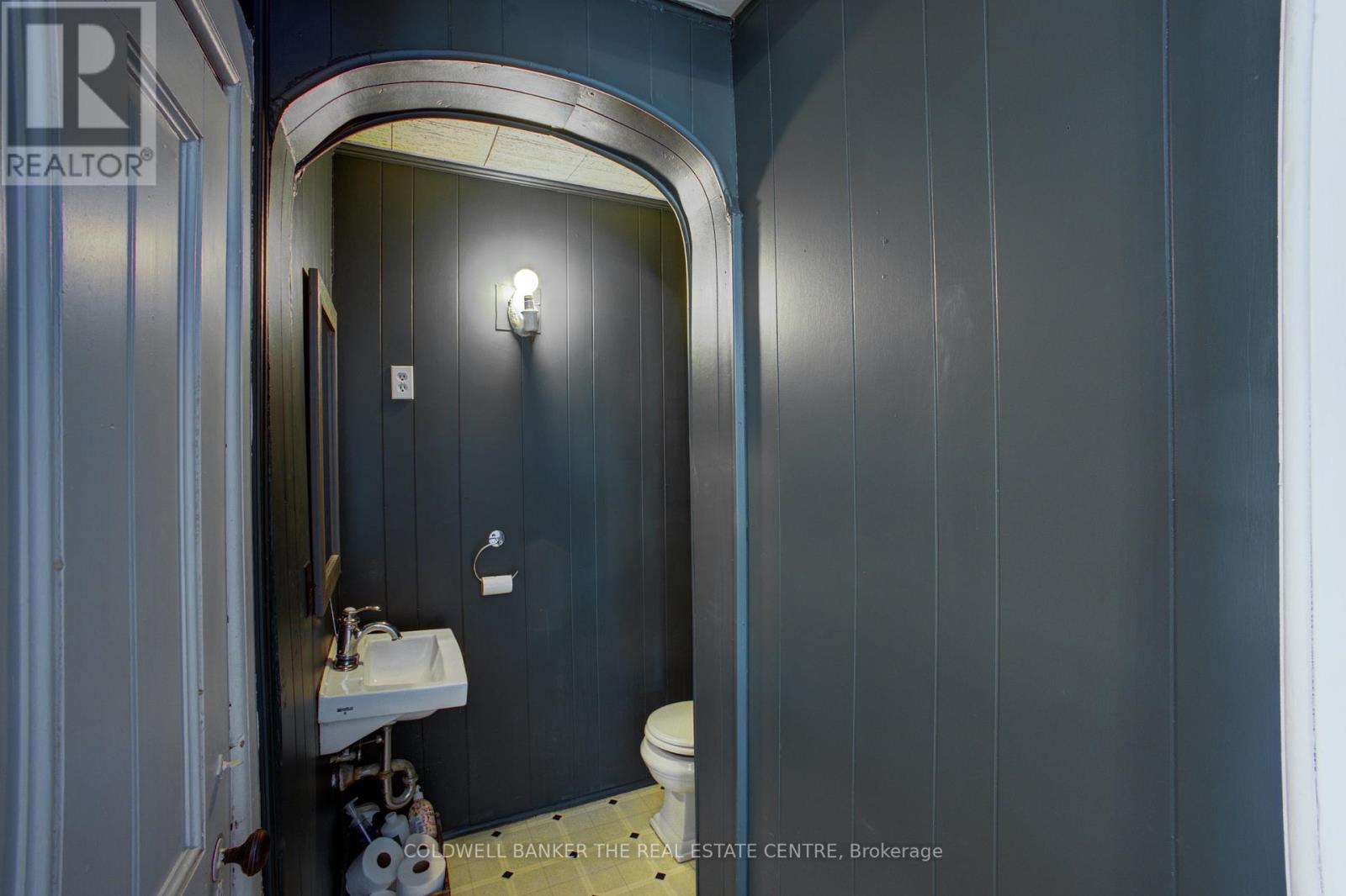 150 Wellington Street E, Wellington North (Mount Forest), Ontario  N0G 2L2 - Photo 18 - X12362226