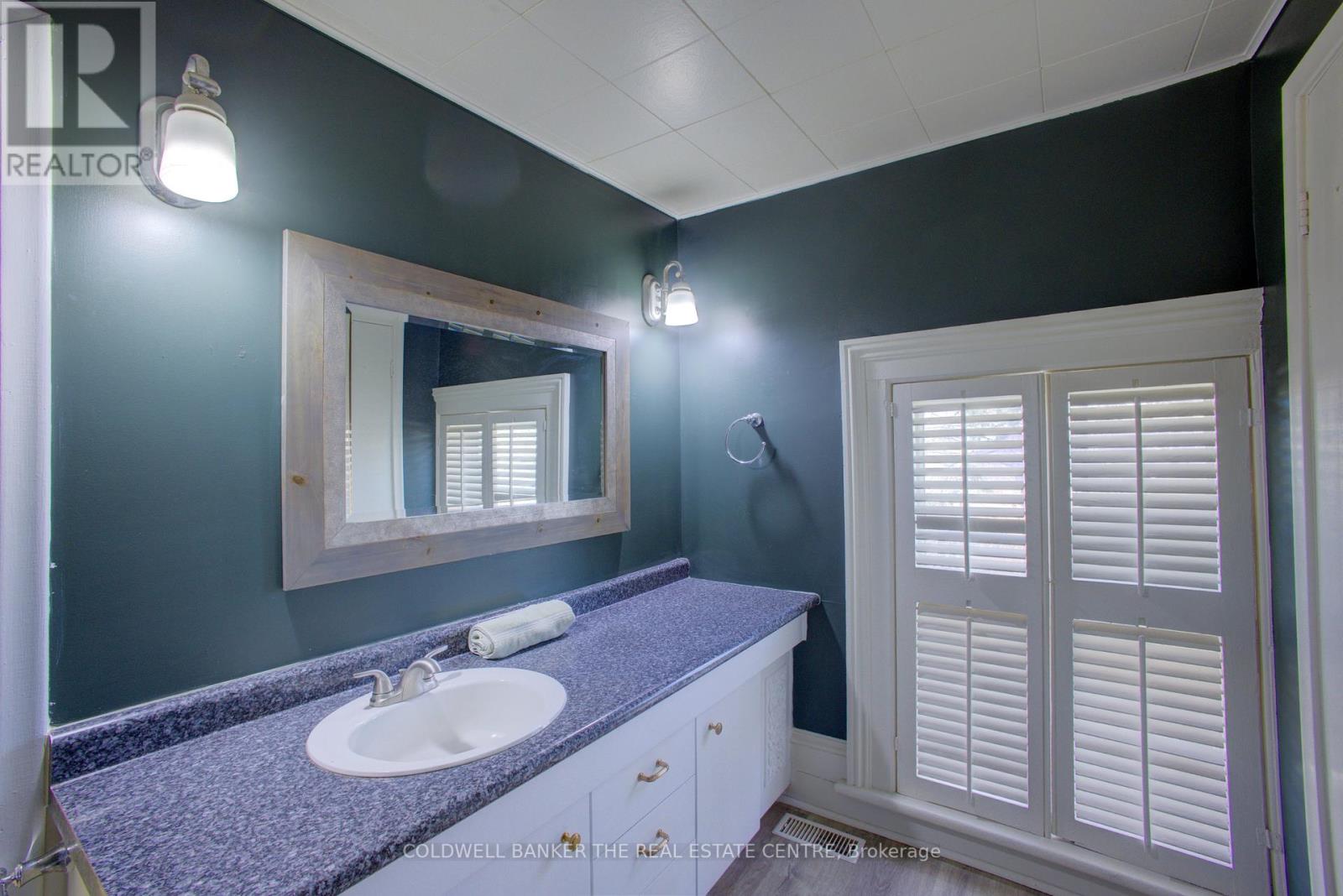 150 Wellington Street E, Wellington North (Mount Forest), Ontario  N0G 2L2 - Photo 28 - X12362226