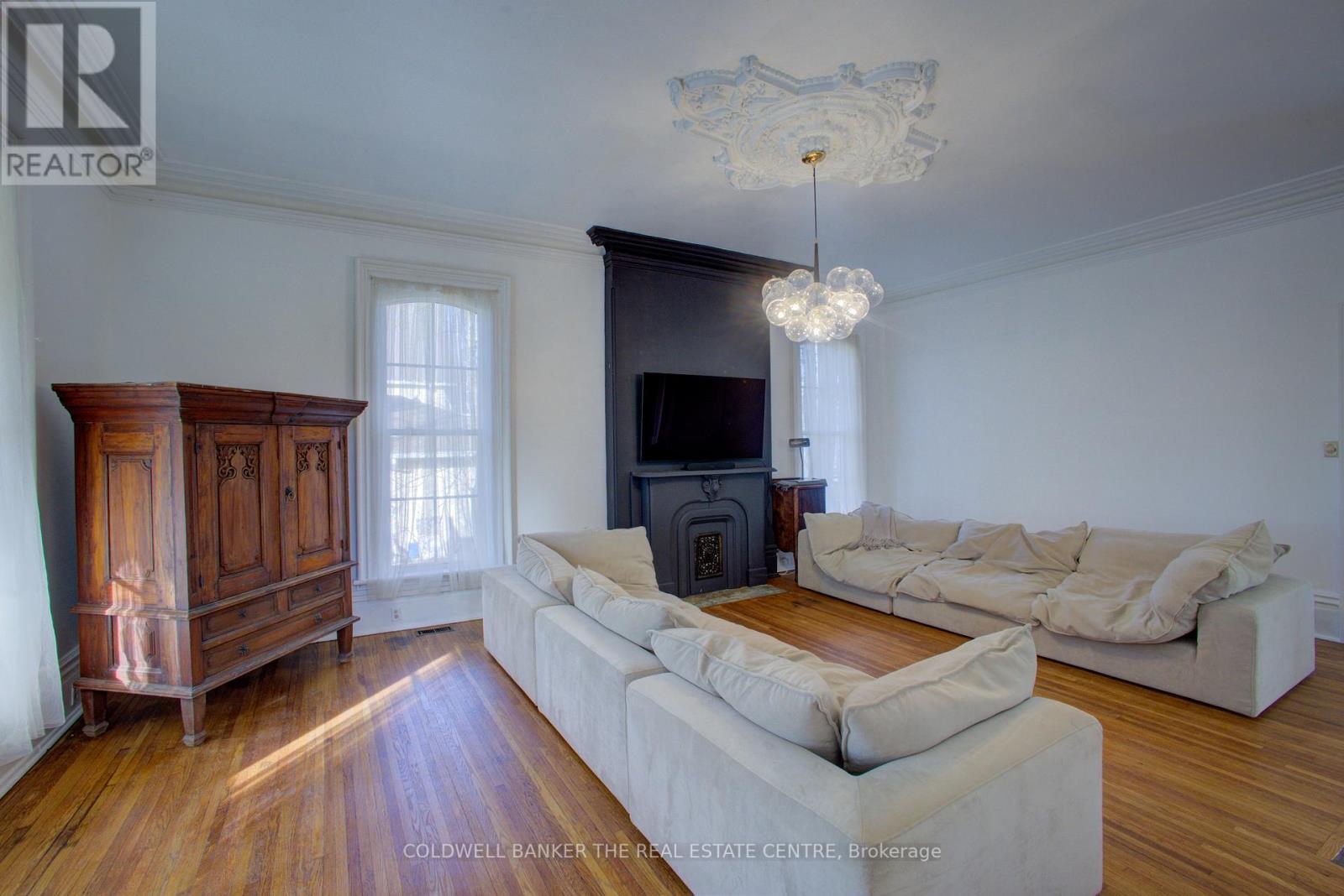 150 Wellington Street E, Wellington North (Mount Forest), Ontario  N0G 2L2 - Photo 7 - X12362226