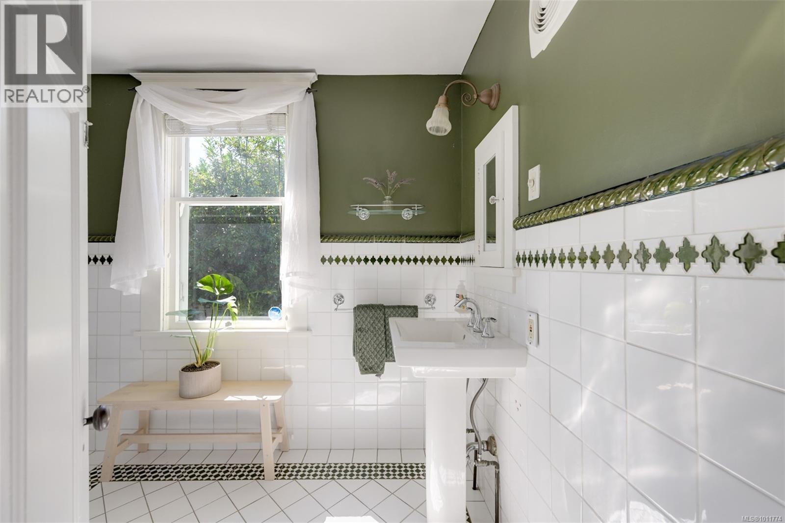 Property at 1609 Gladstone Ave image 2