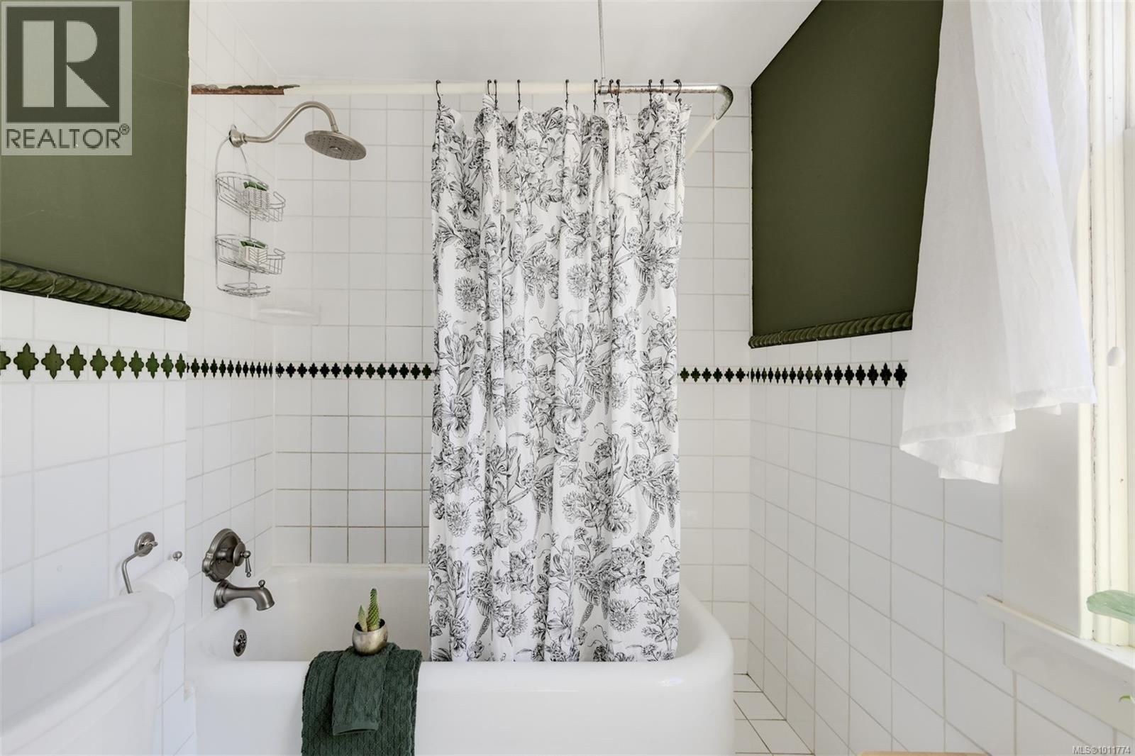 Property at 1609 Gladstone Ave image 3