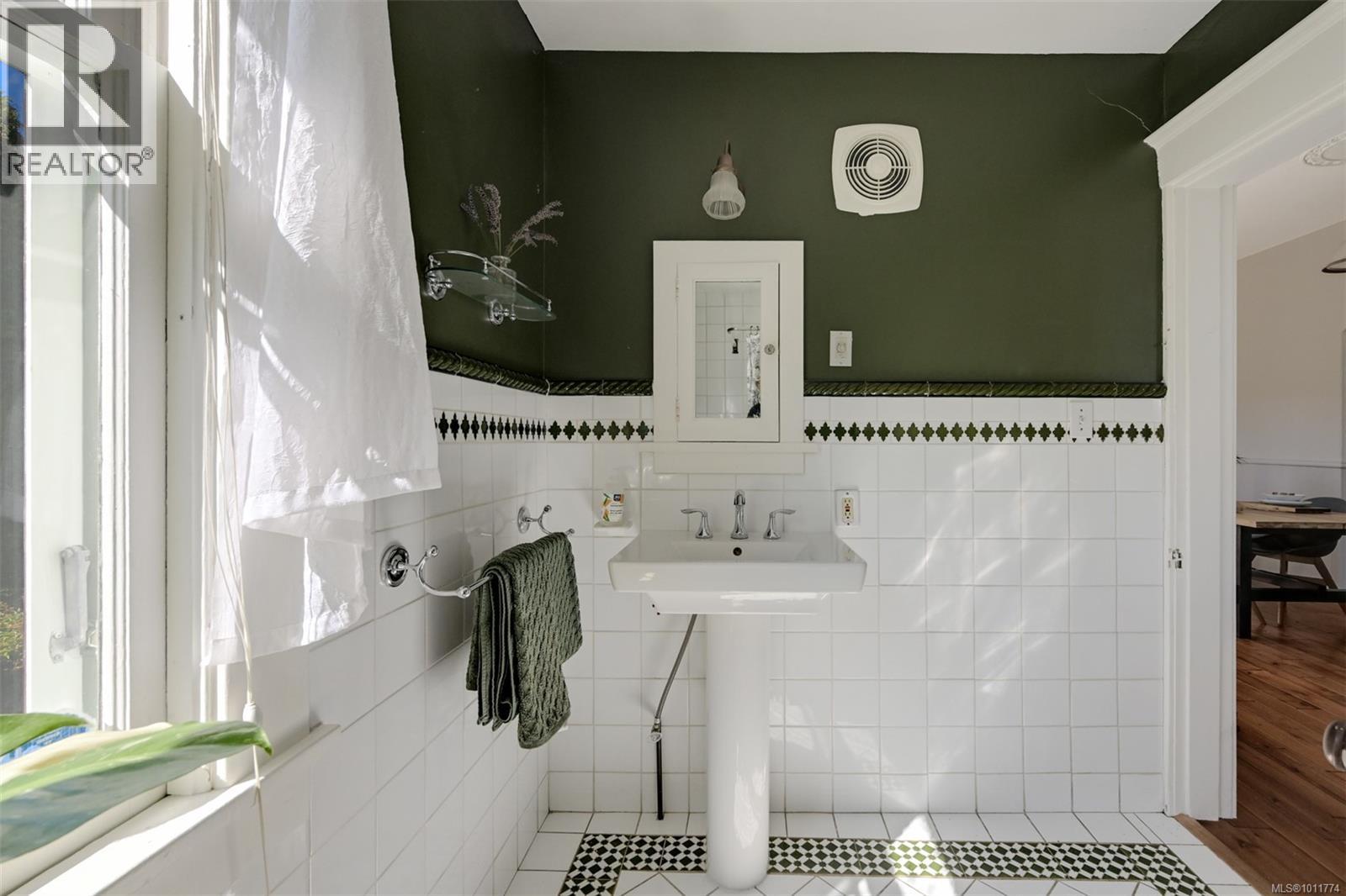 Property at 1609 Gladstone Ave image 4