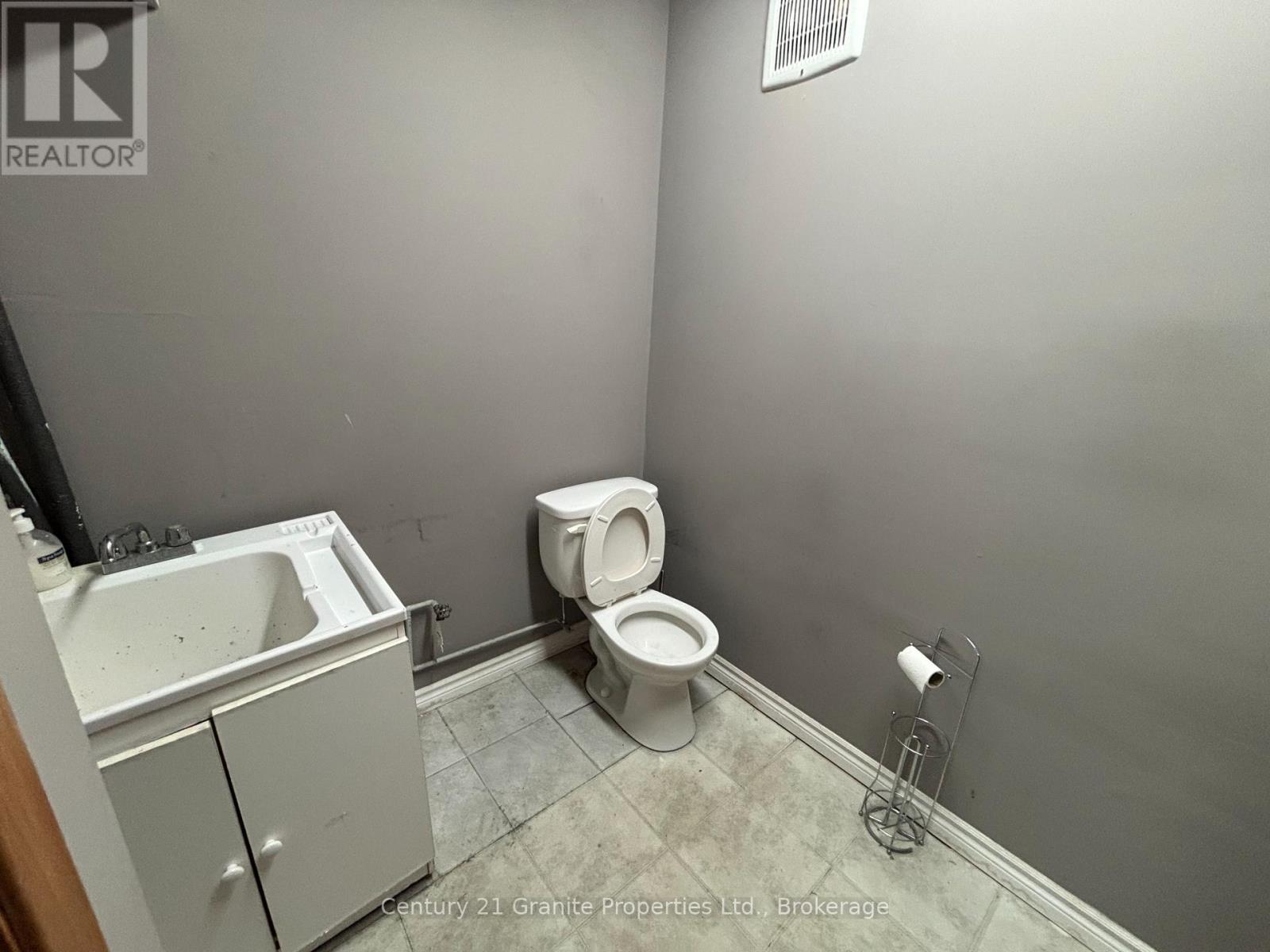 18 John Street, Huntsville, Ontario  P1H 1H2 - Photo 10 - X12361910