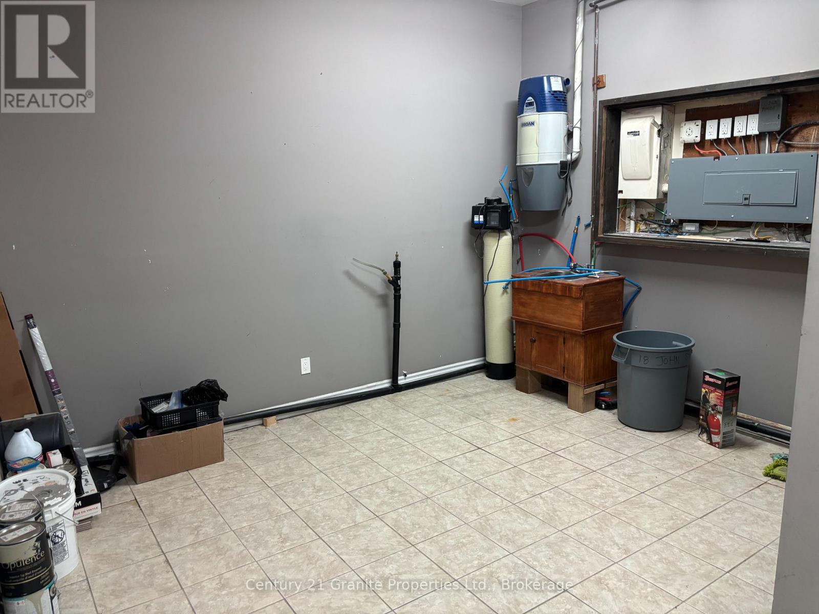 18 John Street, Huntsville, Ontario  P1H 1H2 - Photo 11 - X12361910