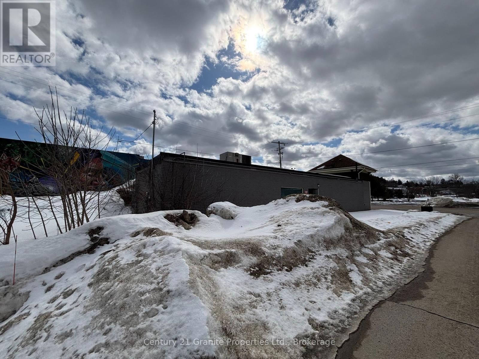 18 John Street, Huntsville, Ontario  P1H 1H2 - Photo 5 - X12361910