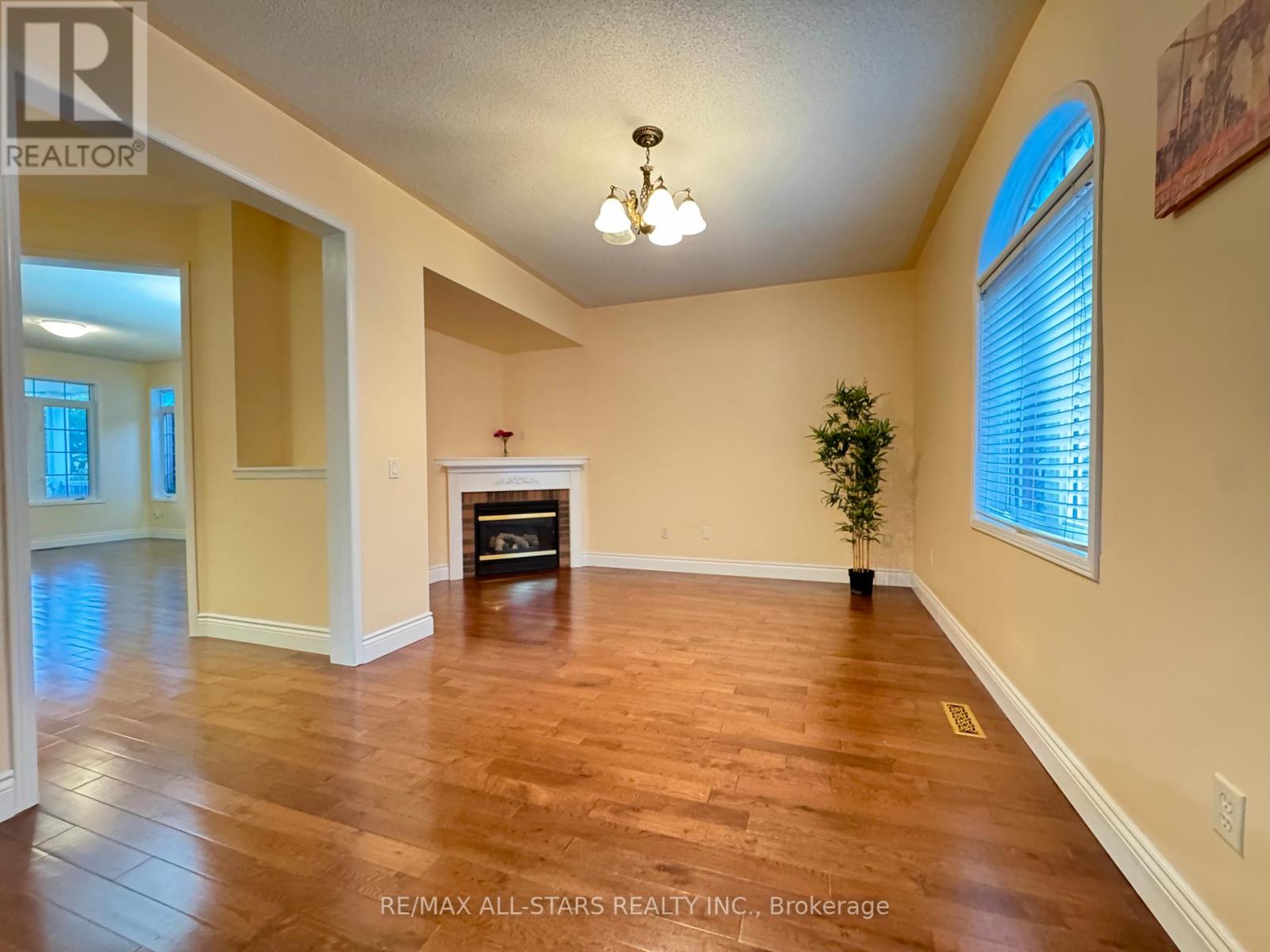 26 Belgrave Square, Markham, Ontario  L6C 2T7 - Photo 11 - N12362529
