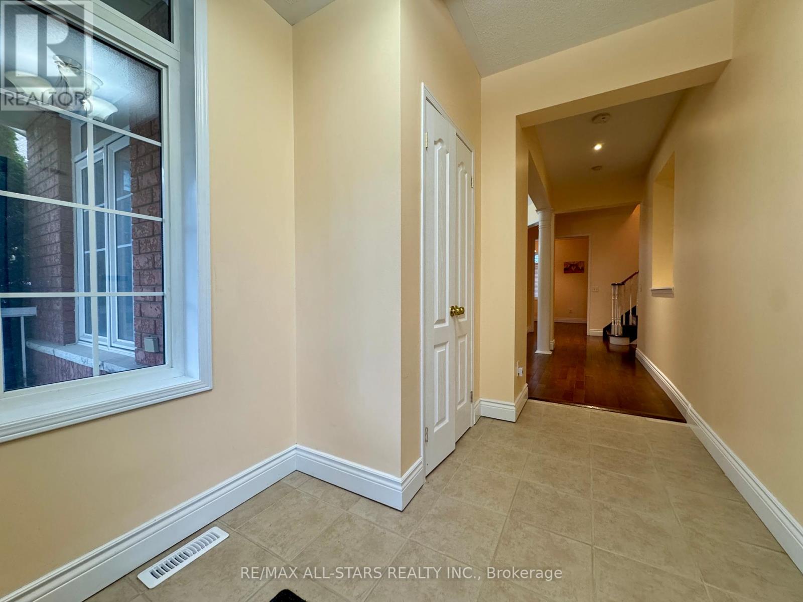 26 Belgrave Square, Markham, Ontario  L6C 2T7 - Photo 3 - N12362529