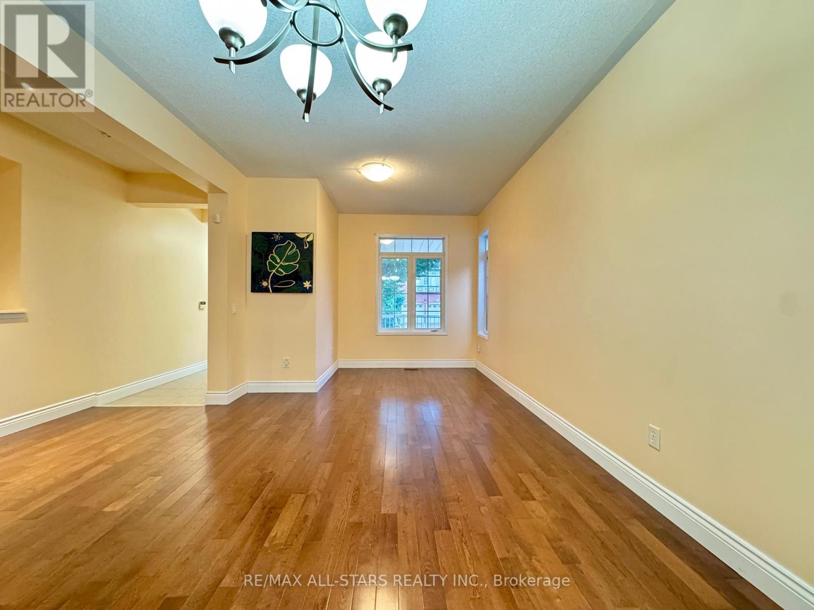 26 Belgrave Square, Markham, Ontario  L6C 2T7 - Photo 4 - N12362529