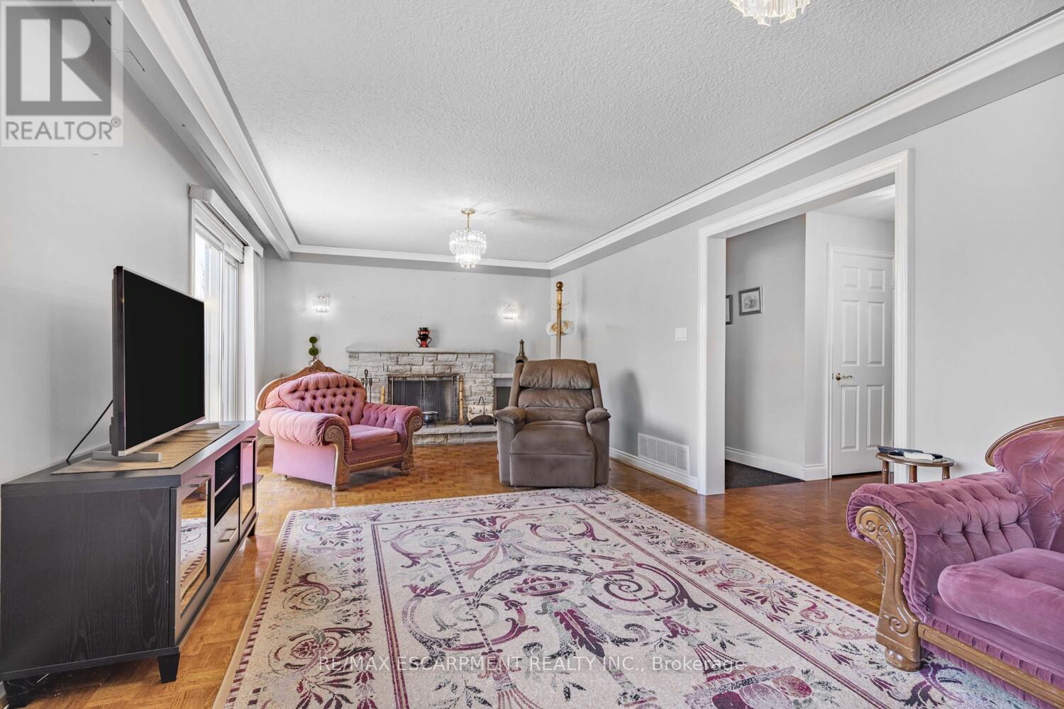 1227 Alexandra Avenue, Mississauga, Ontario  L5E 2A4 - Photo 10 - W12362508