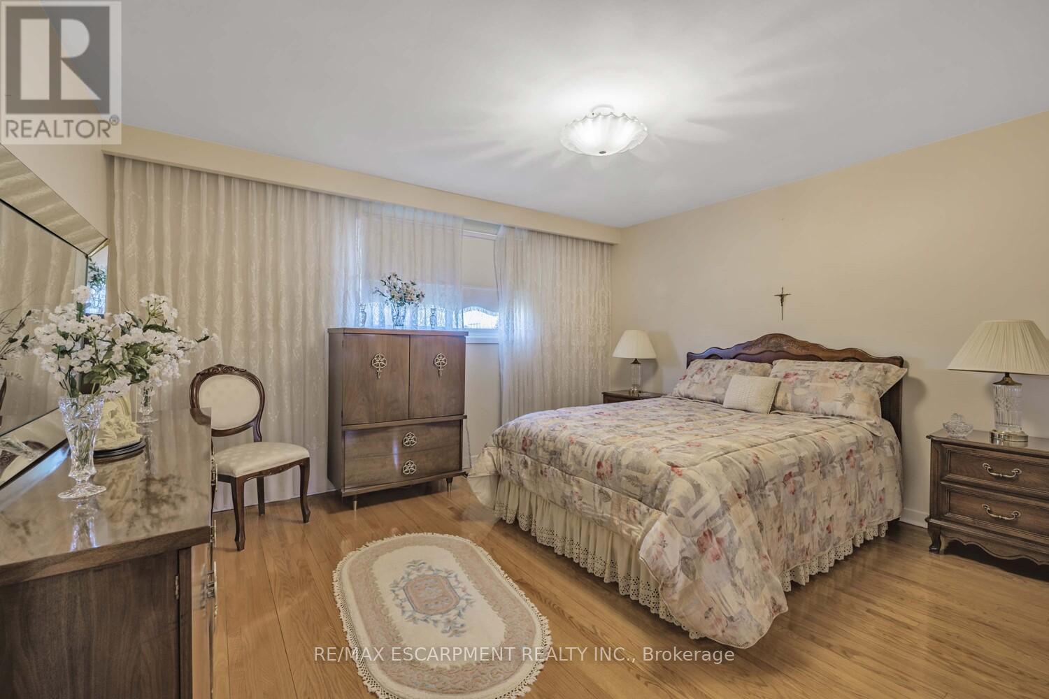 1227 Alexandra Avenue, Mississauga, Ontario  L5E 2A4 - Photo 21 - W12362508