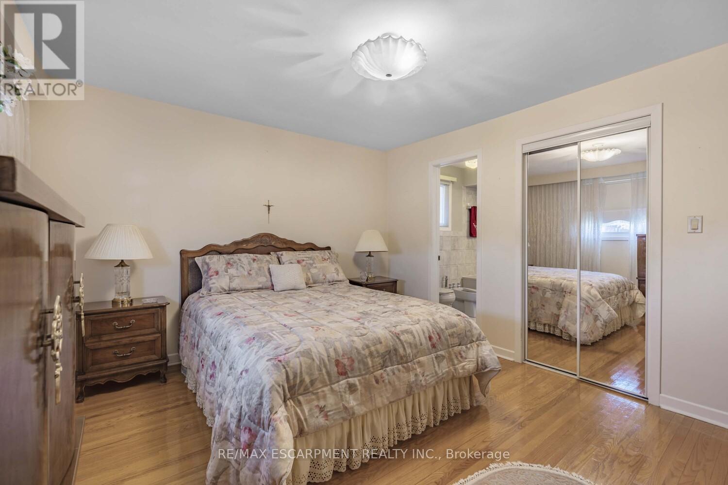 1227 Alexandra Avenue, Mississauga, Ontario  L5E 2A4 - Photo 23 - W12362508