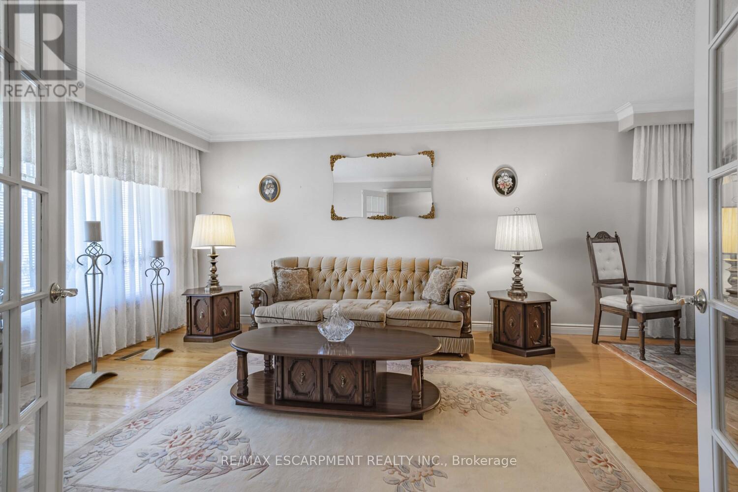 1227 Alexandra Avenue, Mississauga, Ontario  L5E 2A4 - Photo 5 - W12362508