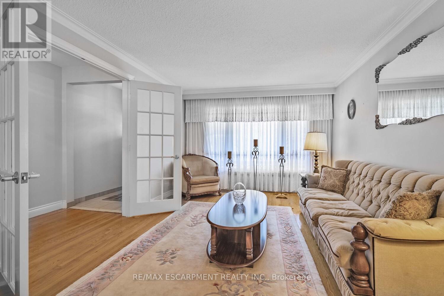 1227 Alexandra Avenue, Mississauga, Ontario  L5E 2A4 - Photo 6 - W12362508