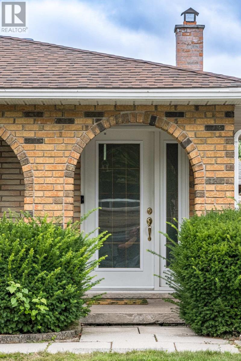 87 Bridlewood Drive, Welland, Ontario  L3C 6H3 - Photo 3 - X12362493