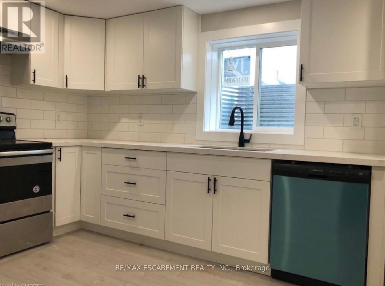 Lower - 7 Chalmers Street, St. Catharines, Ontario  L2M 5C7 - Photo 2 - X12362603