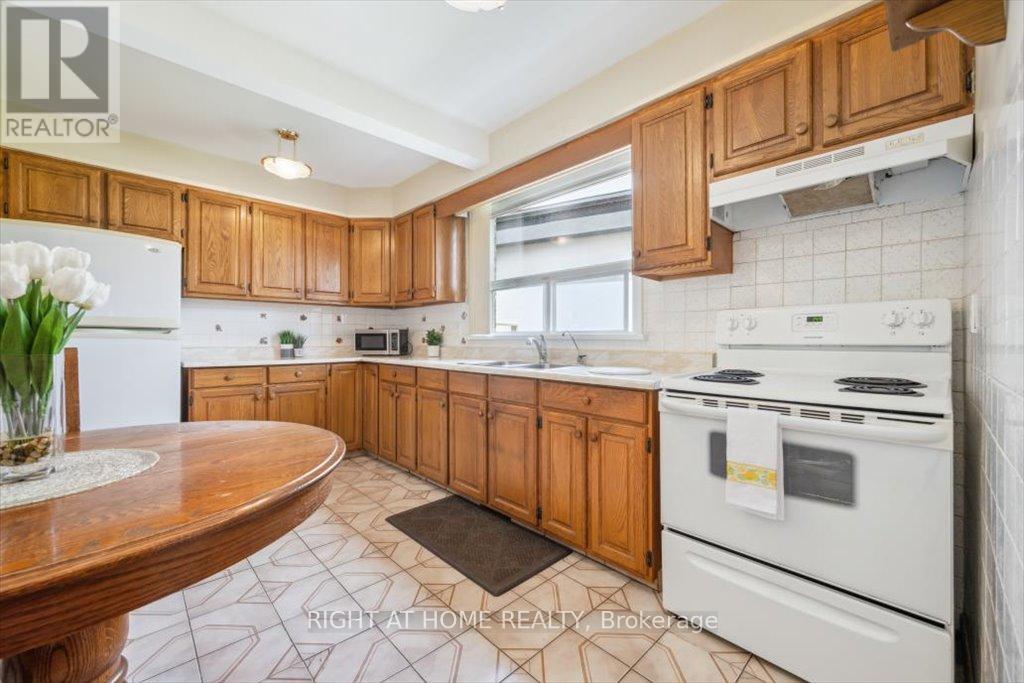 133 Prince Charles Drive, Oakville, Ontario  L6K 2E1 - Photo 8 - W12362740