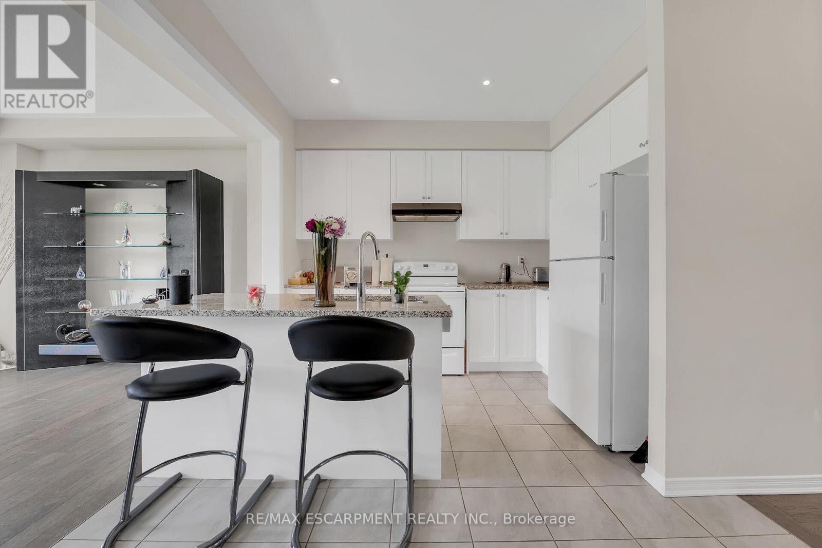 57 Queen Mary Boulevard, Hamilton, Ontario  L8J 0M4 - Photo 6 - X12362770