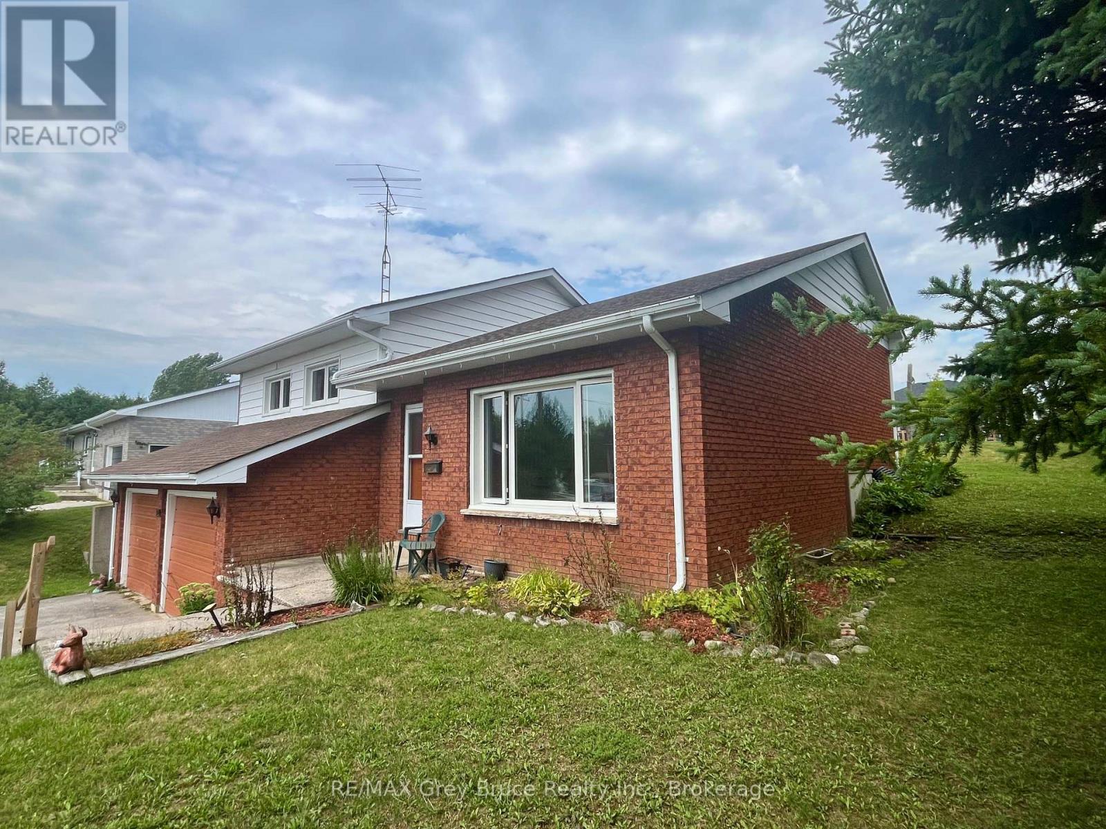 82 Brook Street W, Arran-Elderslie, Ontario  N0H 2N0 - Photo 2 - X12362858
