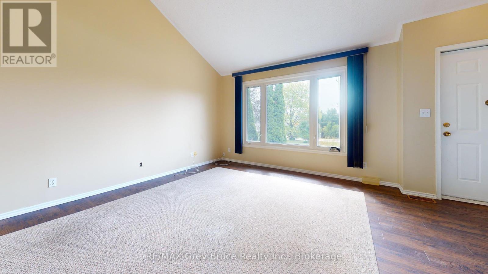 82 Brook Street W, Arran-Elderslie, Ontario  N0H 2N0 - Photo 5 - X12362858