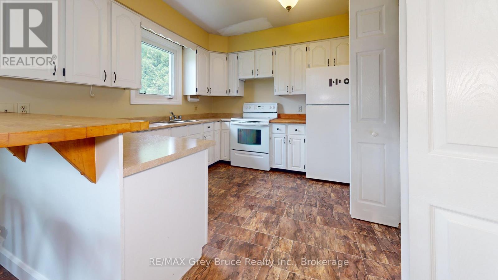 82 Brook Street W, Arran-Elderslie, Ontario  N0H 2N0 - Photo 9 - X12362858
