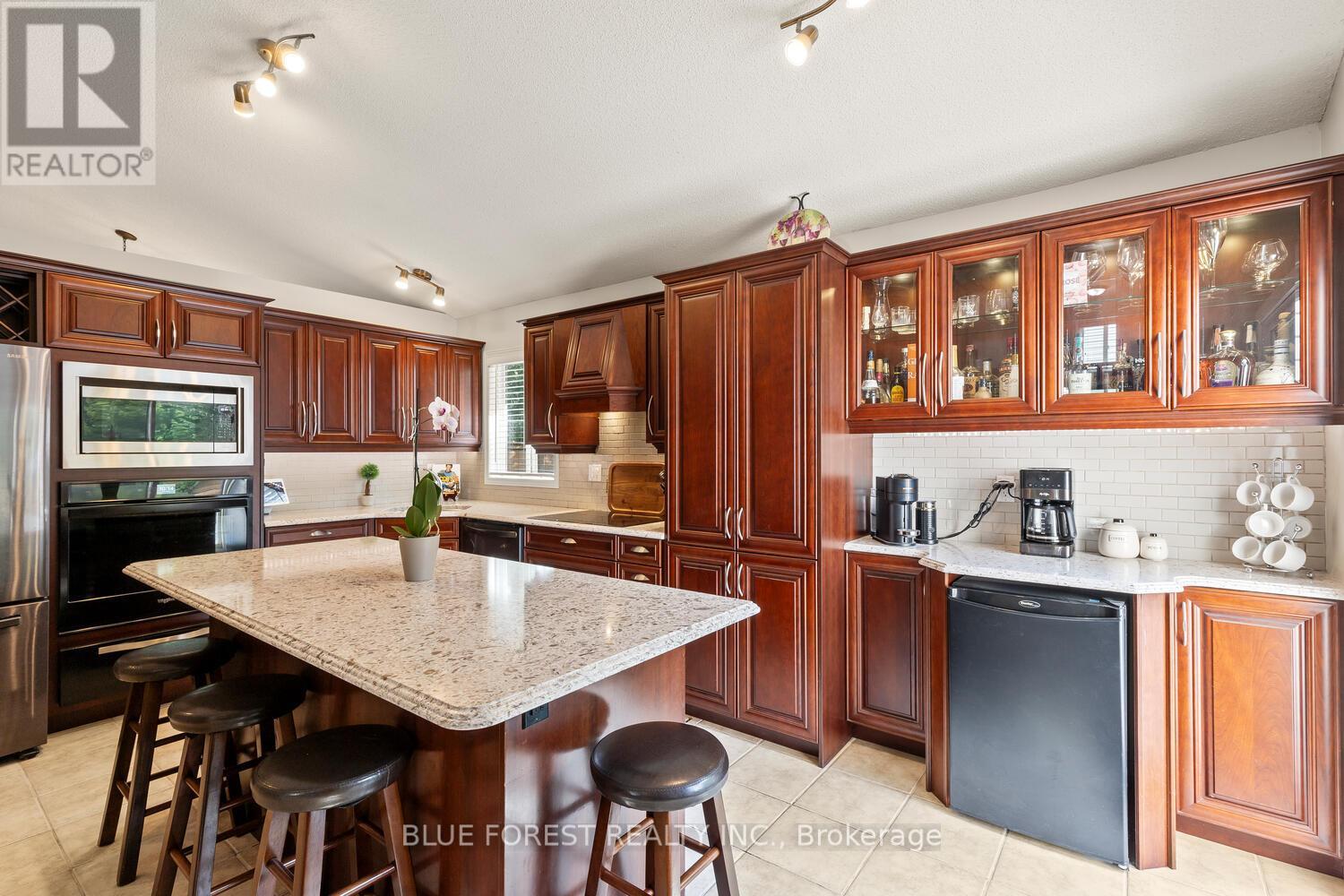 35 Bowcott Crescent, London East, Ontario  N5V 4W8 - Photo 17 - X12362936