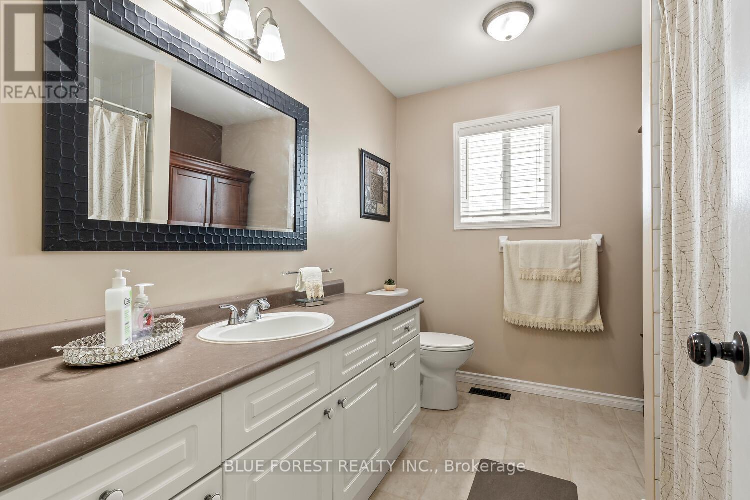 35 Bowcott Crescent, London East, Ontario  N5V 4W8 - Photo 26 - X12362936