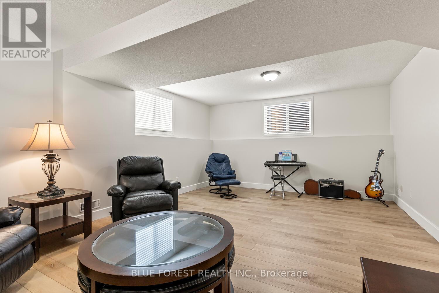 35 Bowcott Crescent, London East, Ontario  N5V 4W8 - Photo 29 - X12362936