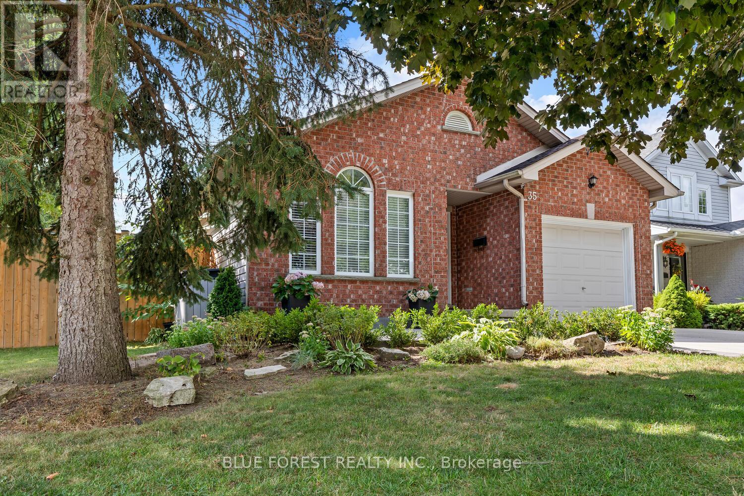 35 Bowcott Crescent, London East, Ontario  N5V 4W8 - Photo 3 - X12362936