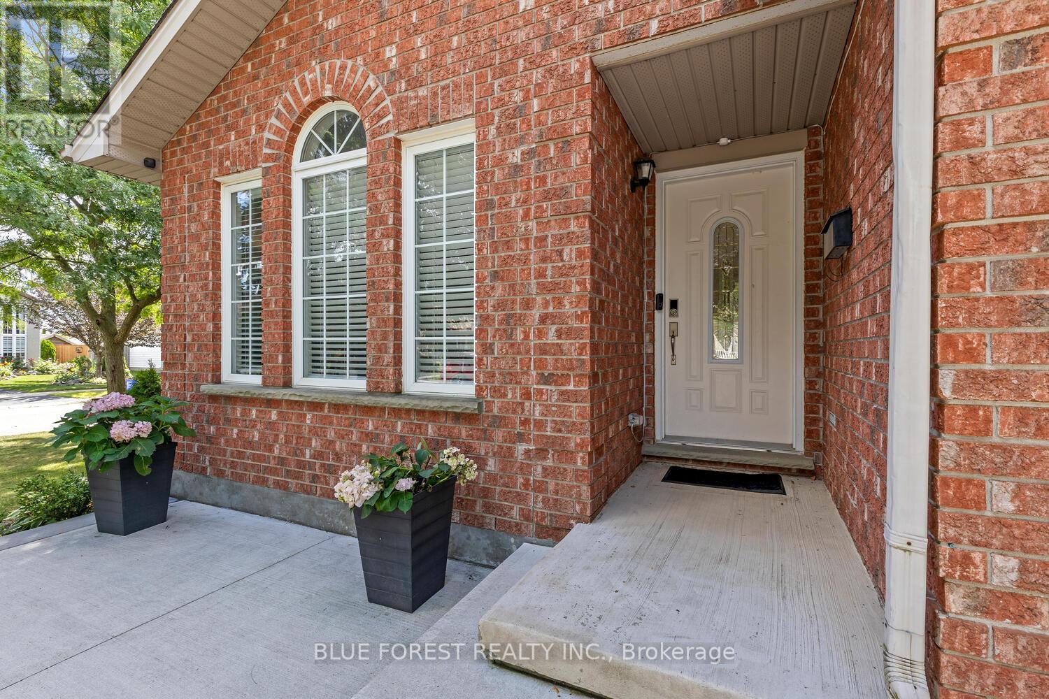 35 Bowcott Crescent, London East, Ontario  N5V 4W8 - Photo 5 - X12362936