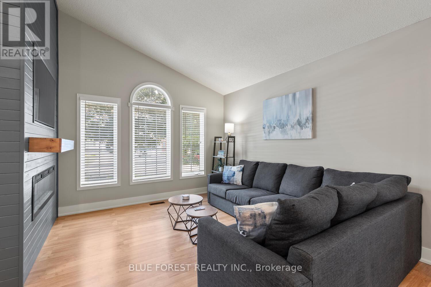 35 Bowcott Crescent, London East, Ontario  N5V 4W8 - Photo 7 - X12362936
